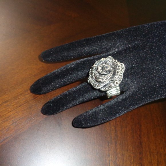 Costume Jewelry- flower ring - Picture 12 of 12